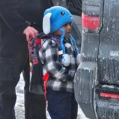Niño detenido por agentes de immigración del ICE