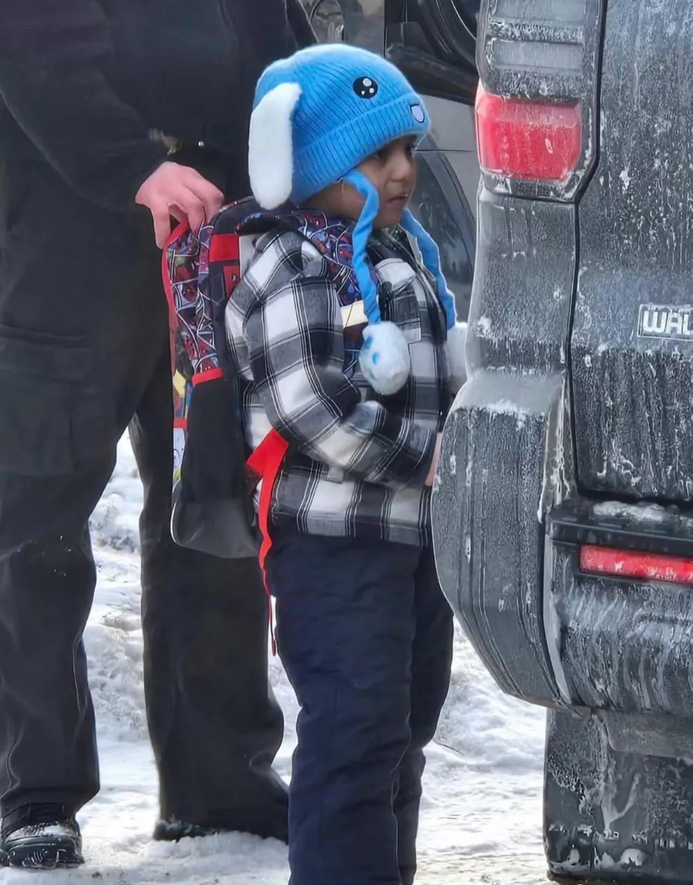 Niño detenido por agentes de immigración del ICE