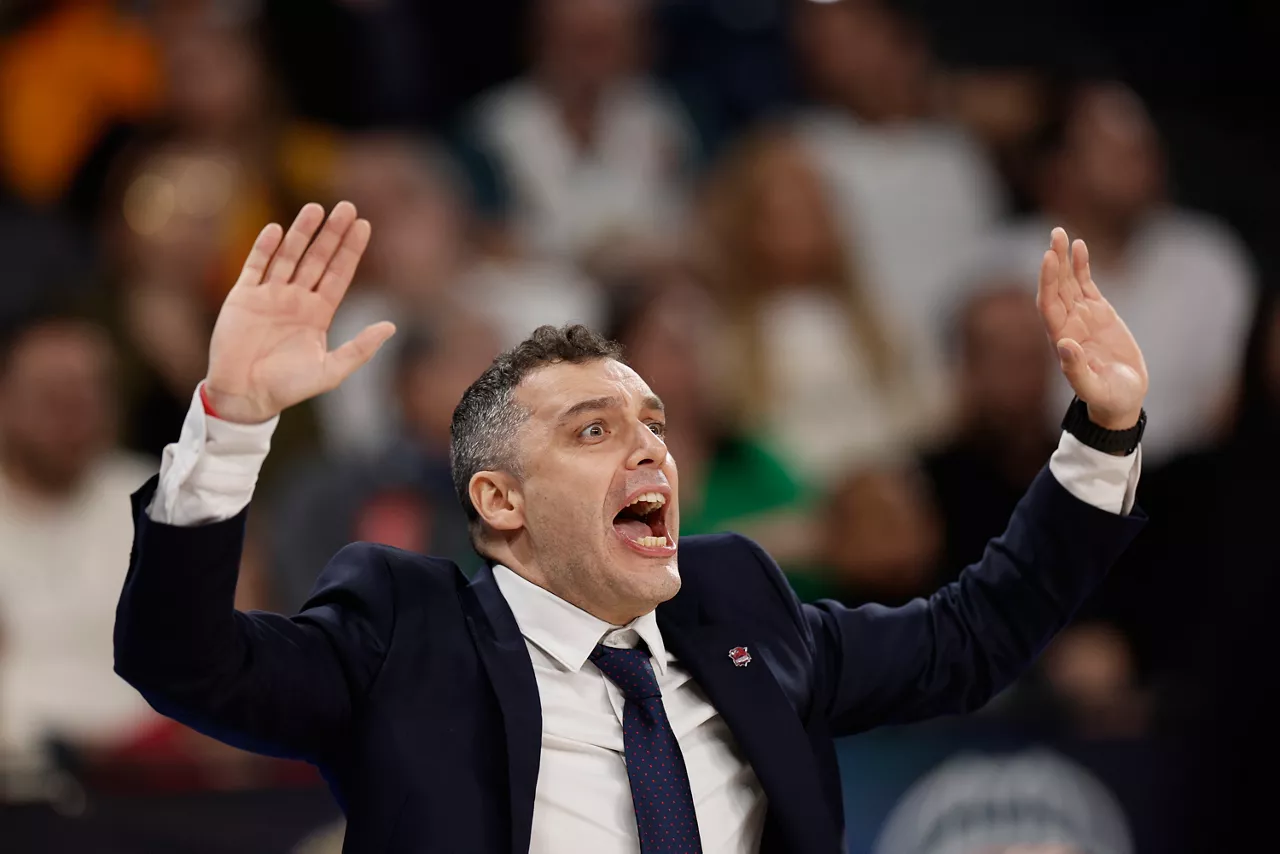 VALENCIA, 22/02/2026.- El entrenador del Baskonia, Paolo Galbiati, durante la final de la Copa del Rey que disputan este domingo Real Madrid y Baskonia en el Roig Arena de Valencia. EFE/ Kai Försterling
