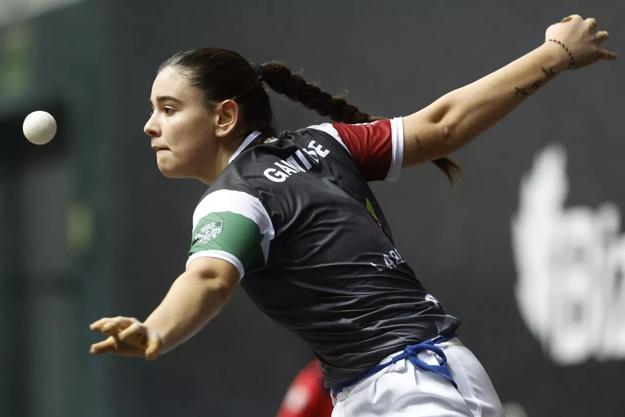 BILBAO, 29/11/2025.- La selección de Euskadi (gris) se ha impuesto a la de España (rojo) en la final de pelota mano individual femenina de la I Liga de Naciones, disputada este sábado en el frontón Bizkaia de Bilbao. EFE/ Miguel Toña
