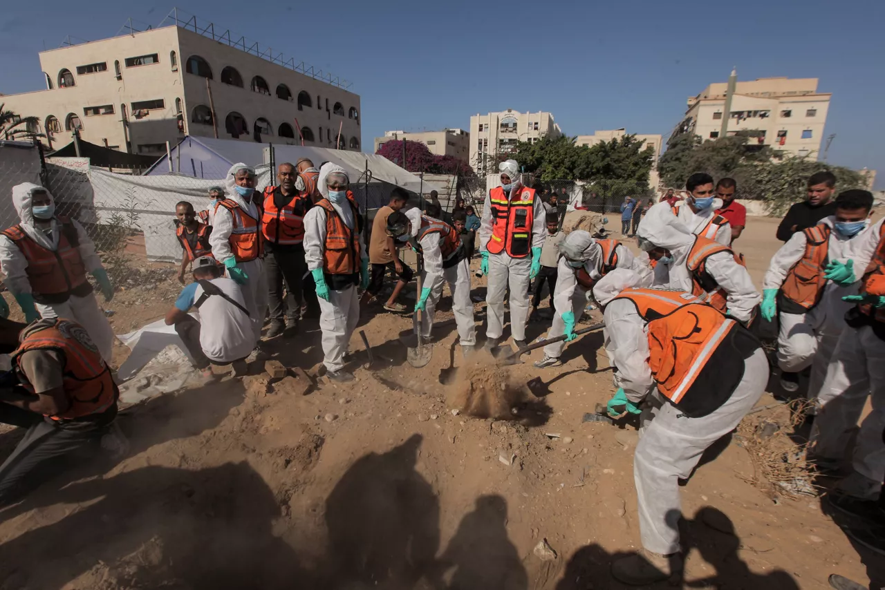 El brazo armado de Hamás recupera los cuerpos de dos rehenes durante las operaciones de búsqueda en Gaza
