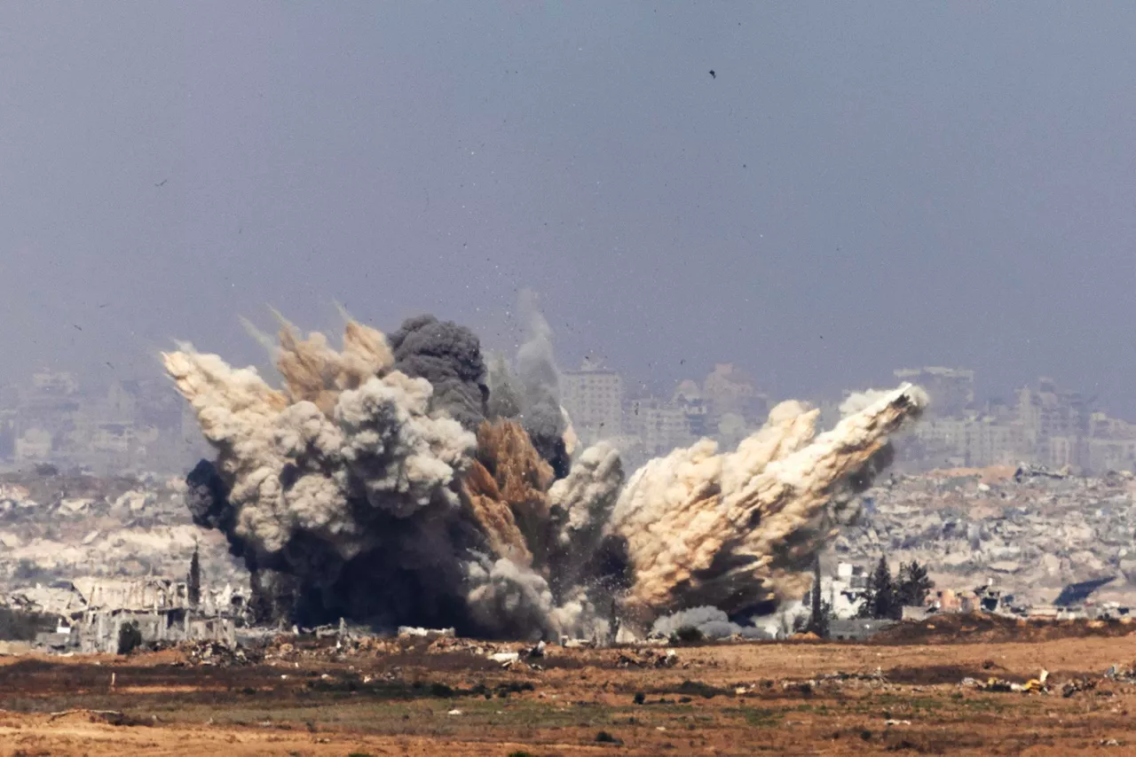 FOTODELDÍA Sderot (Israel), 10/07/2025.- Humo se eleva tras un ataque aéreo israelí en el norte de la Franja de Gaza, cerca de Beit Hanún, visto desde el lado israelí de la frontera, este jueves. EFE/ Atef Safadi
