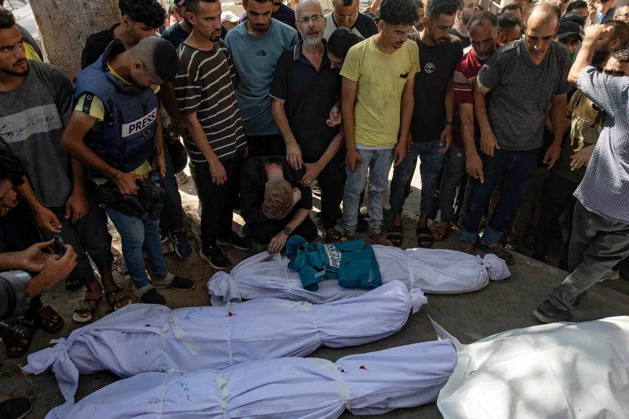 GAZA (---), 30/06/2025.- Relatives mourn over the body of late journalist Ismail Abu Hatab who was killed in an Israeli airstrike, at Al-Shifa Hospital in Gaza City, 30 June 2025. According to the Gaza Ministry of Health, 24 Palestinians were killed after the Israeli army targeted Al-Baqa Cafe located on the seafront of Gaza City. EFE/EPA/HAITHAM IMAD
