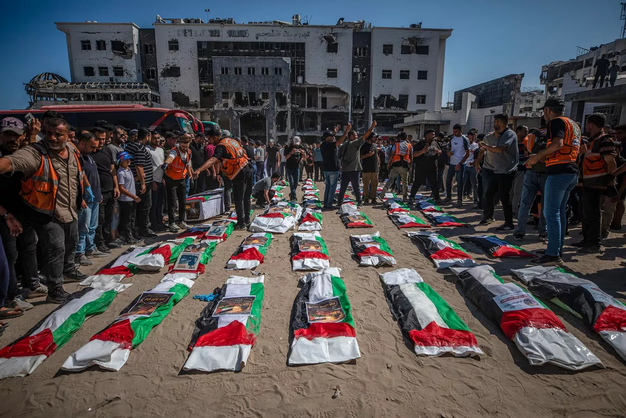 FOTODELDIA GAZA, 20/08/2026.- La población gazatí celebró este jueves un funeral masivo de 50 personas que murieron como resultado de la ofensiva israelí contra la Franja, entre ellas 19 niños y menores de edad, que fueron enterradas en un cementerio próximo al Hospital Shifa de la norteña ciudad de Gaza. EFE/MOHAMMED SABER
