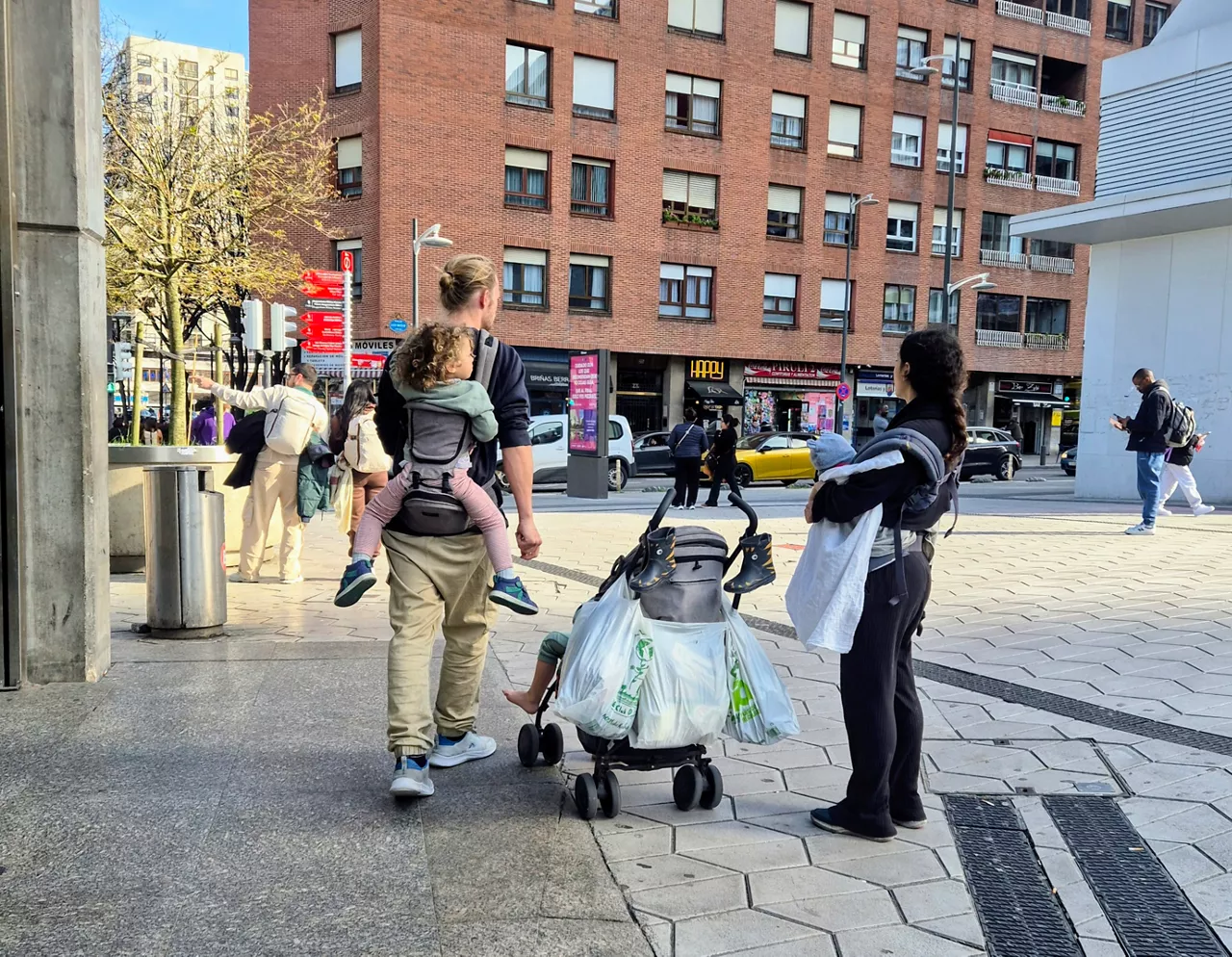 Extranjeros con  niños en Bilbao, cerca de la Intermodal
