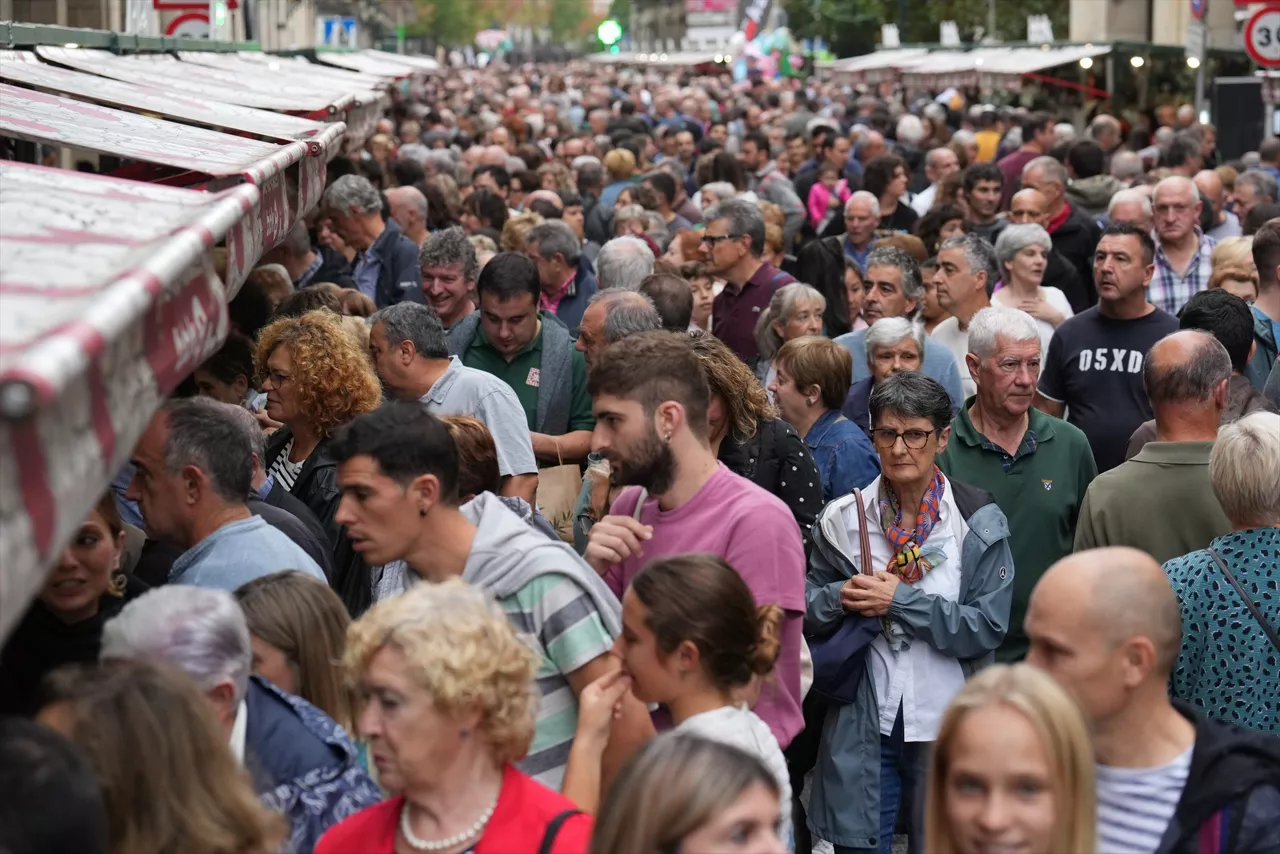 (Foto de ARCHIVO)

Decenas de personas en la feria del agro vasco del ‘Último Lunes de Octubre’, a 31 de octubre de 2022, en Gernika-Lumo, Vizcaya, País Vasco (España). Tras dos años suspendida por la pandemia, Gernika recupera su feria más grande con la celebración de su famosa feria del ‘Último Lunes de Octubre’ que este año atrae a cientos de visitantes al coincidir con el puente de Todos los Santos. De los casi 300 puestos que acoge la feria, medio centenar corresponden con la artesanía, 38  productores de queso, 32 los hortofrutícolas, en 18 se puede degustar txakoli y en 8 se expone sidra. La feria se completa con 11 casetas de conservas, cinco de miel, cuatro de rosquillas, cinco de lácteos y otros tantos de flores, en definitiva, los mejores productos del caserío vasco.



H.Bilbao / Europa Press

31 OCTUBRE 2022;FERIA;AGRO VASCO;ULTIMO LUNES DE OCTUBRE;AGRICULTURA;GERNIKA;EUSKADI

31/10/2022
