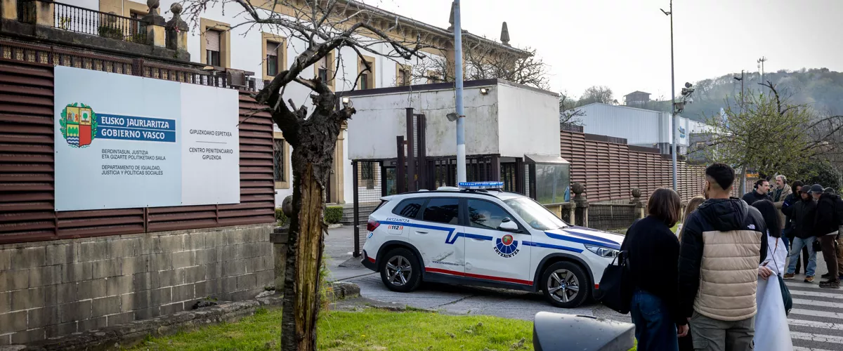 SAN SEBASTIÁN, 23/03/2026.- Vista de la cárcel de Martutene de San Sebastián este lunes, tras la concesión de un régimen de semilibertad a la exjefa de ETA Soledad Iparraguirre, 'Anboto', en aplicación del artículo 100.2 del Reglamento Penitenciario, el mismo que se otorgó en su día al exdirigente de ETA Garikoitz Aspiazu, Txeroki. EFE/Javier Etxezarreta
