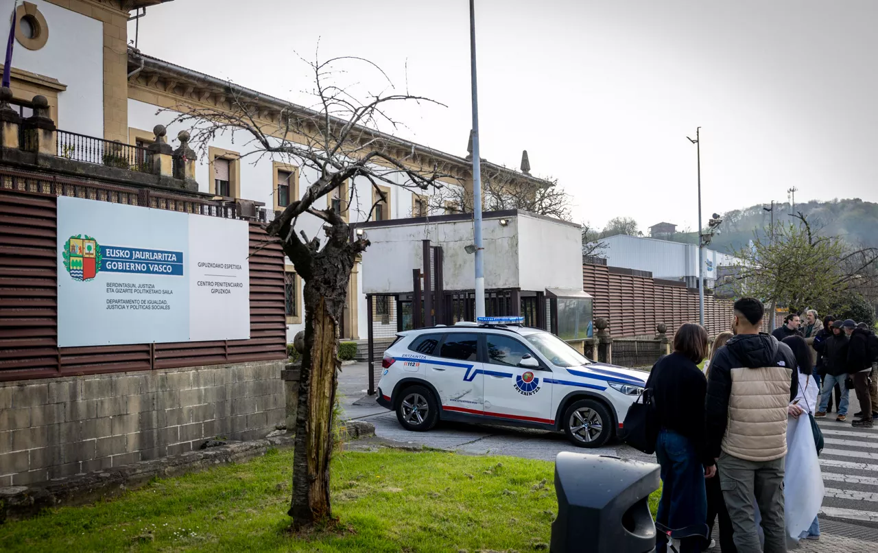 SAN SEBASTIÁN, 23/03/2026.- Vista de la cárcel de Martutene de San Sebastián este lunes, tras la concesión de un régimen de semilibertad a la exjefa de ETA Soledad Iparraguirre, 'Anboto', en aplicación del artículo 100.2 del Reglamento Penitenciario, el mismo que se otorgó en su día al exdirigente de ETA Garikoitz Aspiazu, Txeroki. EFE/Javier Etxezarreta
