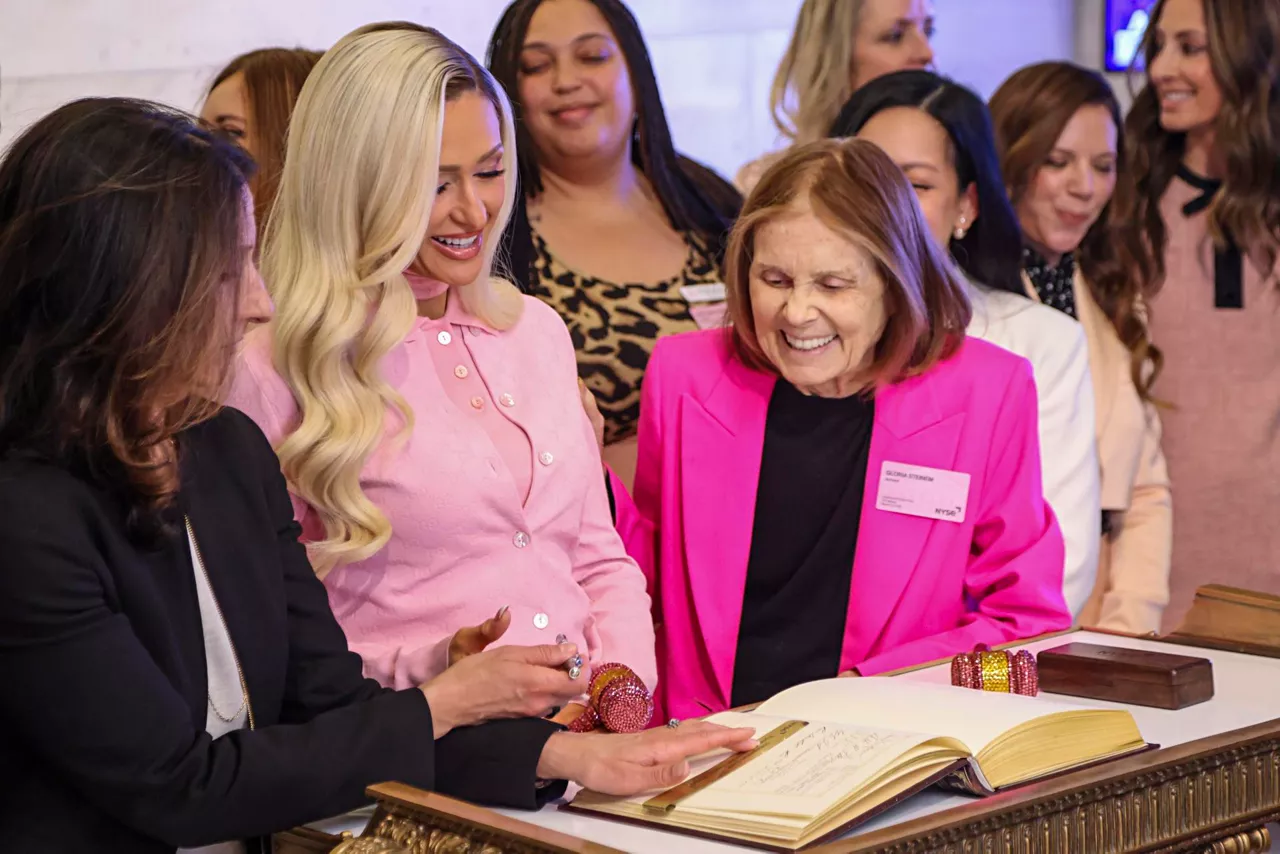 New York (United States), 03/09/2026.- (FILE) US media personality Paris Hilton (C-L) and feminist activist Gloria Steinem (C-R) sign the NYSE Distinguished Guest Book during the closing bell at the New York Stock Exchange in New York, New York, USA, 09 March 2026 (reissued 03 September 2026) Steinem died in New York on the 02 September 2026, aged 92. (Nueva York) EFE/EPA/SARAH YENESEL
