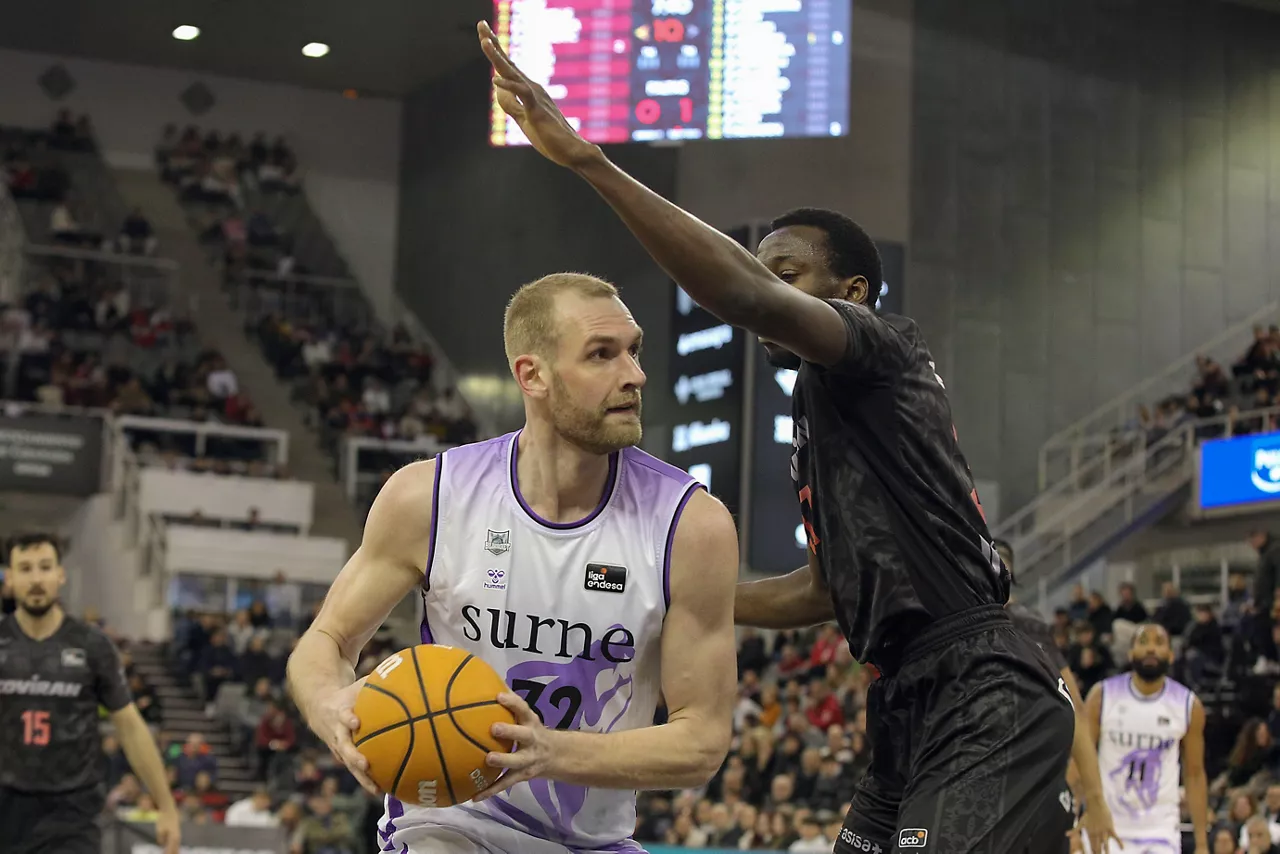 GRANADA, 24/01/2026.- El jugador del Surne Bilbao Hlinason (i) entra a canasta durante el partido de la Jornada 17 de la liga Endesa que enfrenta al Covirán Granada con el Bilbao Basket en el Palacio de los Deportes de Granada EFE/Pepe Torres.
