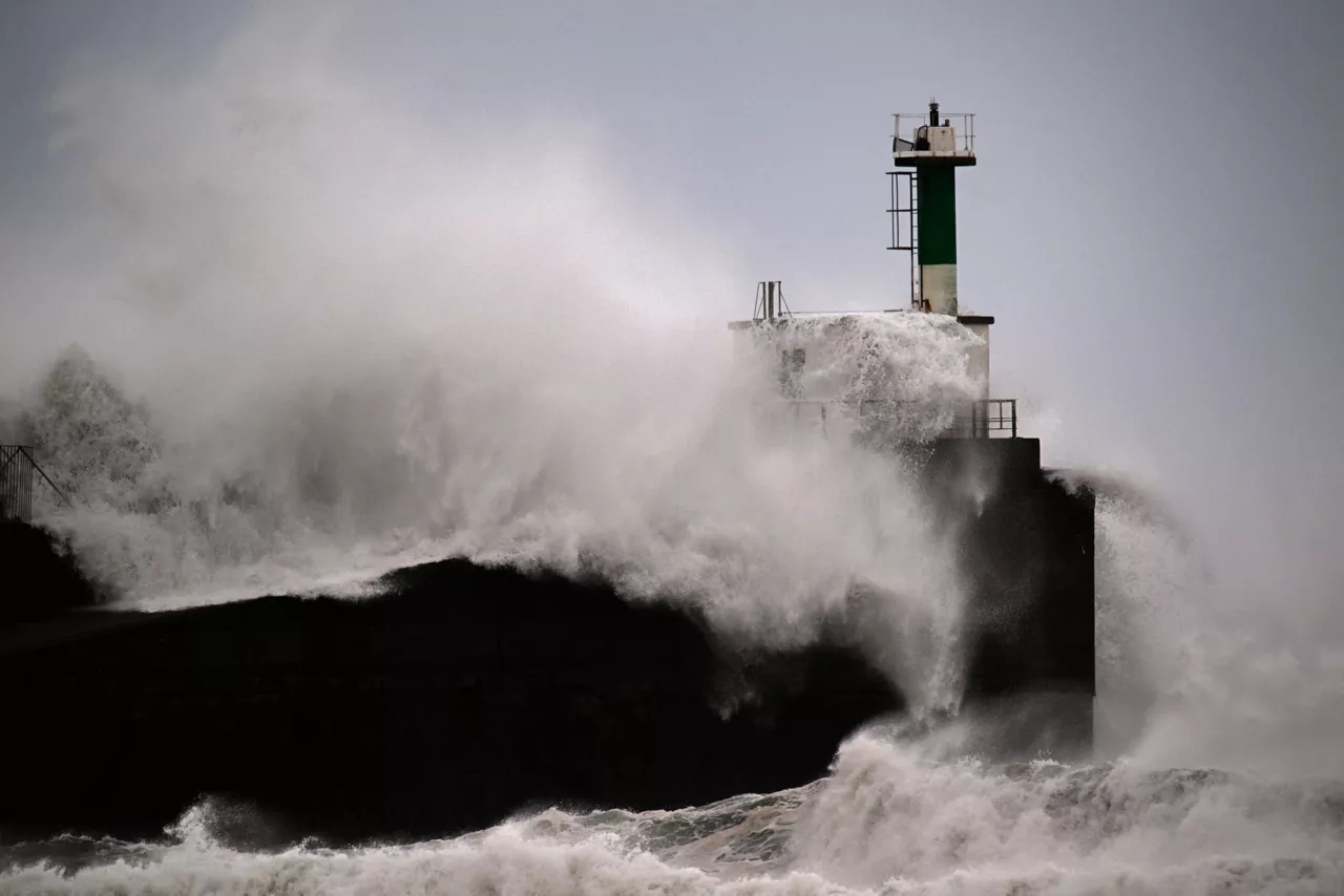 FOTODELDIA SAN ESTEBAN DE BOCAMAR (ESPAÑA), 23/01/2026.- Grandes olas golpean la linterna de faro de San Esteban de Bocamar este jueves. El alto impacto de la borrasca Ingrid, cuyos días álgidos serán hoy y mañana, está dejando carreteras cortadas, choques de vehículos y desabastecimiento en la mitad norte del país, por nevadas desde cotas muy bajas, copiosas también en zonas del centro, además de un temporal marítimo en Galicia y el Cantábrico, con olas de 9 metros. EFE/ Eloy Alonso
