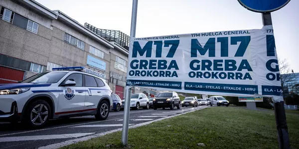 Cartel anunciador de la huelga M17. Foto: EFE