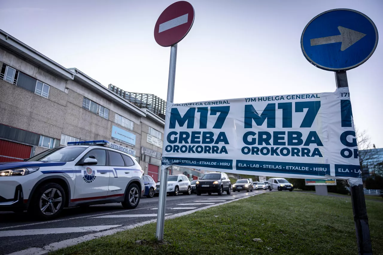 SAN SEBASTIÁN, 17/03/2026.- Un coche de la Ertzaintza patrulla este martes en el Polígono 27 de San Sebastián durante la huelga general convocada por ELA, LAB y otros sindicatos vascos, en demanda de un salario mínimo interprofesional (SMI) propio. EFE/ Javier Etxezarreta
