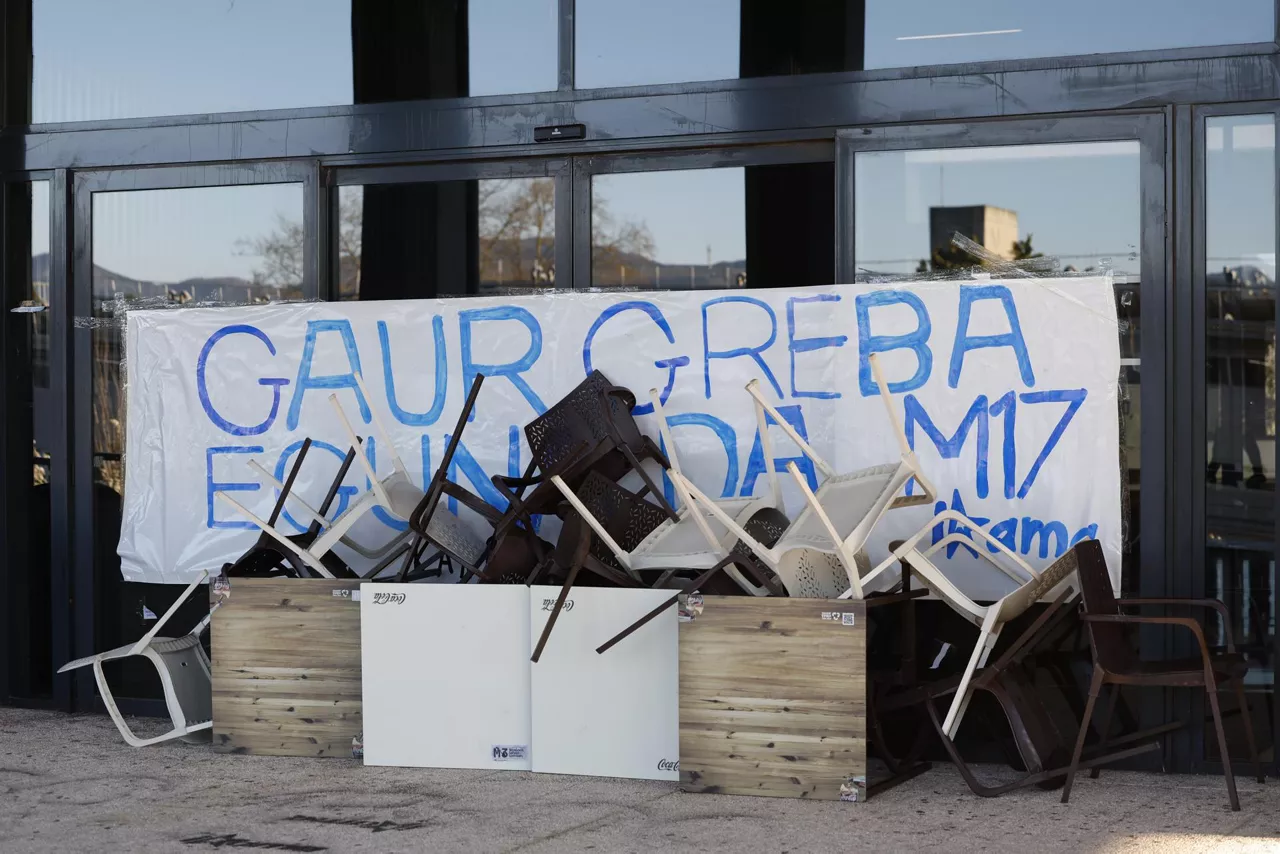 LEIOA (BIZKAIA), 17/03/2026.- Los accesos de vehículos y de personal al Campus de Leioa de la Universidad del País Vasco permanecen cortados por piquetes en el marco de la huelga general convocada por los sindicatos ELA, LAB, Steilas, Hiru y Etxalde por un Salario Mínimo Interprofesional (SMI) propio. EFE/ Miguel Toña
