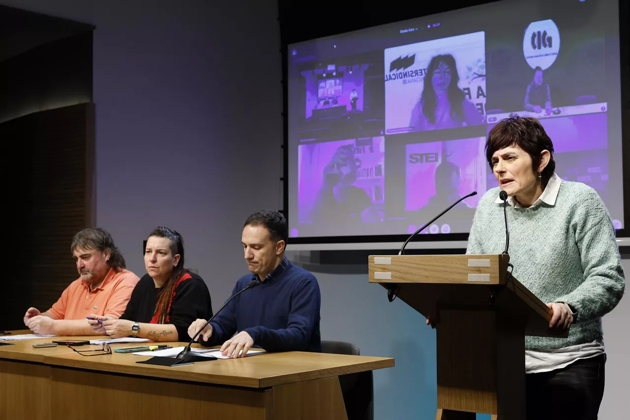 BILBAO, 27/01/2026.- Los máximos responsables de ELA y LAB, Mitxel Lakuntza (2i) y Garbiñe Aranburu (d) respectivamente, han comparecido este martes en Bilbao junto a representantes de  "sindicatos de naciones sin Estado" con motivo de la huelga general del 17 de marzo. EFE/ Miguel Toña
