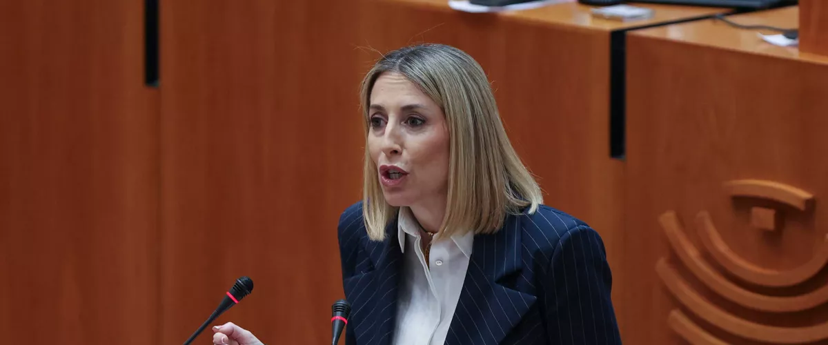 MÉRIDA, 22/04/2026.- La presidenta en funciones y candidata a la reelección María Guardiola interviene este miércoles en la Asamblea regional durante la segunda jornada del debate de investidura en la que será elegida presidenta la candidata del PP a la reelección María Guardiola tras el acuerdo de gobierno alcanzado entre PP y Vox, con el voto en contra de PSOE y Unidas. EFE/ Jero Morales
