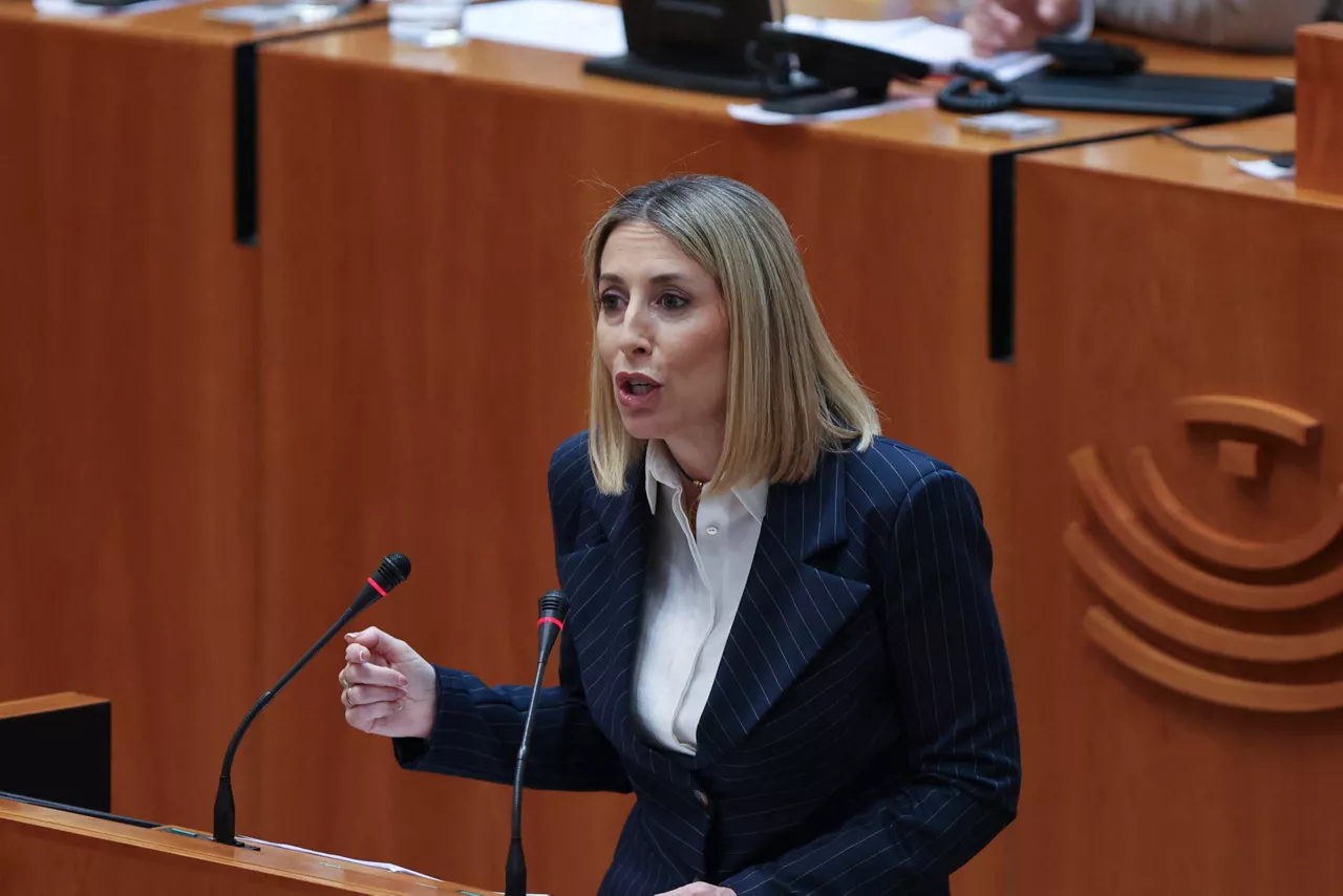 MÉRIDA, 22/04/2026.- La presidenta en funciones y candidata a la reelección María Guardiola interviene este miércoles en la Asamblea regional durante la segunda jornada del debate de investidura en la que será elegida presidenta la candidata del PP a la reelección María Guardiola tras el acuerdo de gobierno alcanzado entre PP y Vox, con el voto en contra de PSOE y Unidas. EFE/ Jero Morales
