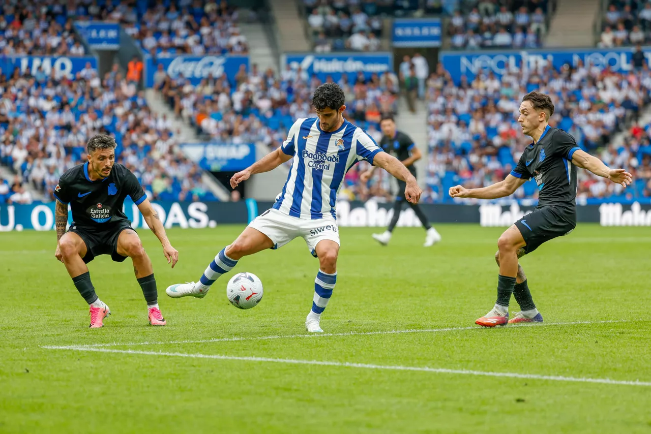 SAN SEBASTIÁN, 11/10/2026.- El delantero de la Real Sociedad Gonçalo Guedes (c) disputa un balón con los jugadores del Deportivo Ximo Navarro (i) y Luismi Cruz (d) durante el encuentro de LaLiga entre la Real Sociedad y el Deportivo A Coruña que se disputa este domingo en el estadio de Anoeta, en San Sebastián. EFE/ Juan Herrero
