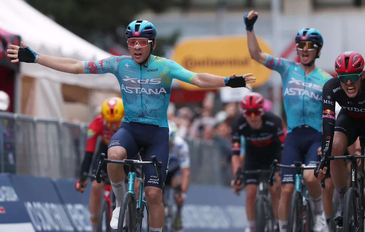 TARNOVO (Bulgaria), 09/05/2026.- Uruguayan cyclist Guillermo Thomas Silva of XDS Astana Team wins the 2nd stage of the 109th edition of the Giro d'Italia cycling race over 221km from Burgas to Tarnovo, Bulgaria, 09 May 2026. (Ciclismo) EFE/EPA/BORISLAV TROSHEV
