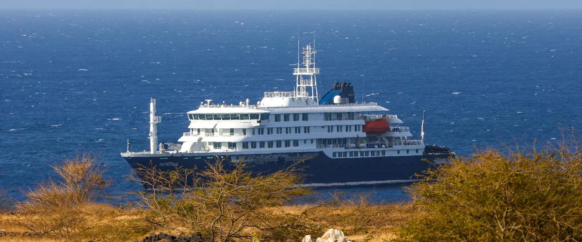 Praia (Cape Verde), 04/05/2026.- Dutch cruise ship MV Hondius (back) is anchored off the coast of the city of Praia on the island of Santiago, Cape Verde, 04 May 2026, after three people died onboard from an acute respiratory syndrome. The World Health Organization (WHO) reported one confirmed case and five additional suspected cases of hantavirus infection on the vessel sailing in the Atlantic Ocean. Three of those affected have died and one is currently in intensive care in South Africa. (Cabo Verde, Sudáfrica) EFE/EPA/ELTON MONTEIRO
