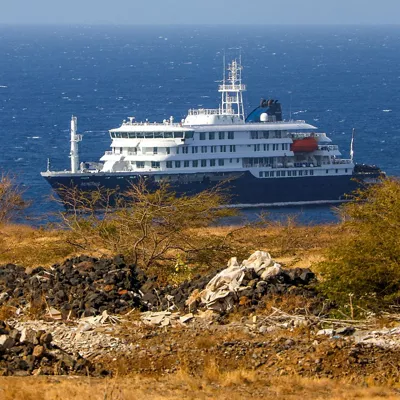 Praia (Cape Verde), 04/05/2026.- Dutch cruise ship MV Hondius (back) is anchored off the coast of the city of Praia on the island of Santiago, Cape Verde, 04 May 2026, after three people died onboard from an acute respiratory syndrome. The World Health Organization (WHO) reported one confirmed case and five additional suspected cases of hantavirus infection on the vessel sailing in the Atlantic Ocean. Three of those affected have died and one is currently in intensive care in South Africa. (Cabo Verde, Sudáfrica) EFE/EPA/ELTON MONTEIRO

