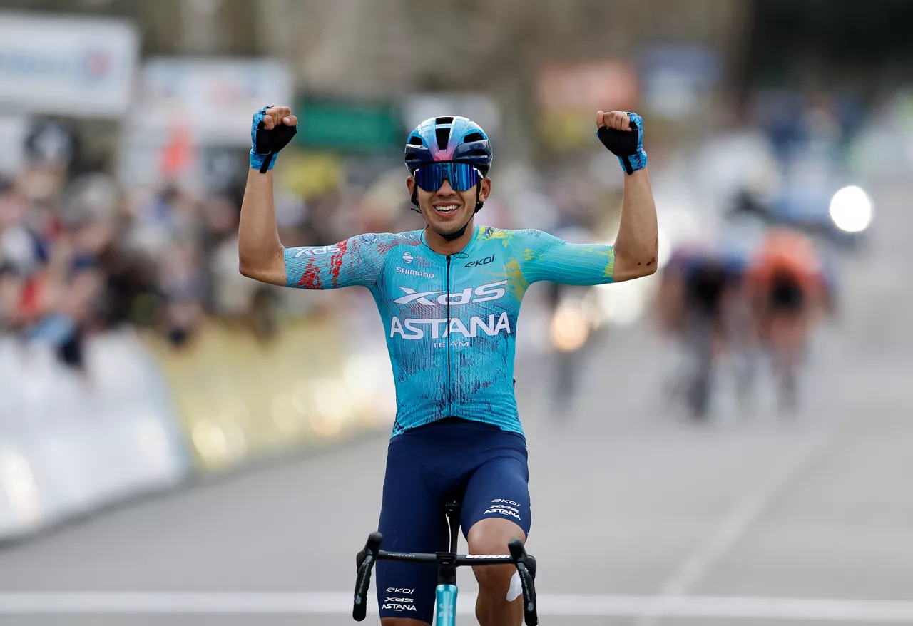 APT (France), 13/03/2026.- Harold Tejada of XDS Astana Team celebrates his win as he crosses the finish line during the 6th stage of the Paris-Nice cycling race over 179.3km from Barbentane to Apt, France, 13 March 2026. (Ciclismo, Francia) EFE/EPA/SEBASTIEN NOGIER
