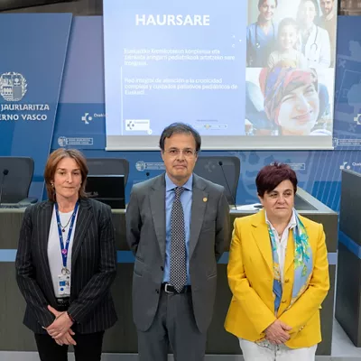 HaurSare se ha presentado este miércoles en una comparecencia en Bilbao en la que han participado el consejero de Salud, Alberto Martínez, la directora general de Osakidetza, Lore Bilbao, y la responsable de Pediatría del servicio vasco de Salud, Iratxe Salcedo.