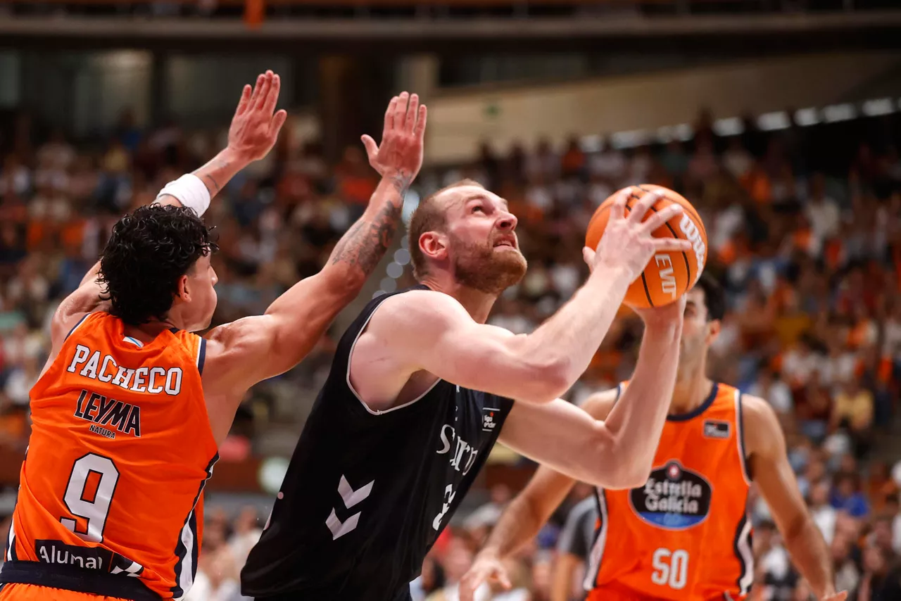 A CORUÑA, 04/10/2026.- El jugador del Bilbao Basket Tryggvi Hlinason durante el partido correspondiente a la jornada 2 de la Liga Endesa disputado este sábado en el Coliseum de A Coruña, entre el Básquet Coruña y el Bilbao Basket. EFE/ Cabalar
