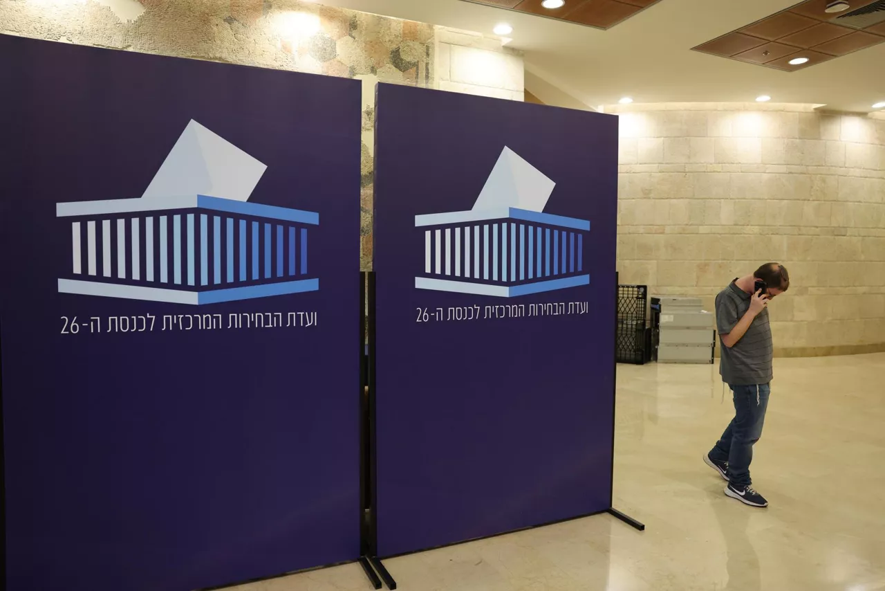 Jerusalem (Israel), 28/10/2026.- A person walks in the counting headquarters in the Israeli parliament Knesset in Jerusalem, 28 October 2026. The Israel Central Elections Committee is the final stage of counting the votes of the Israel legislative election day results. As the country is in a political deadlock, what appears to be a tie between the Netanyahu bloc and the opposition bloc. (Elecciones, Jerusalén) EFE/EPA/ABIR SULTAN EPA
