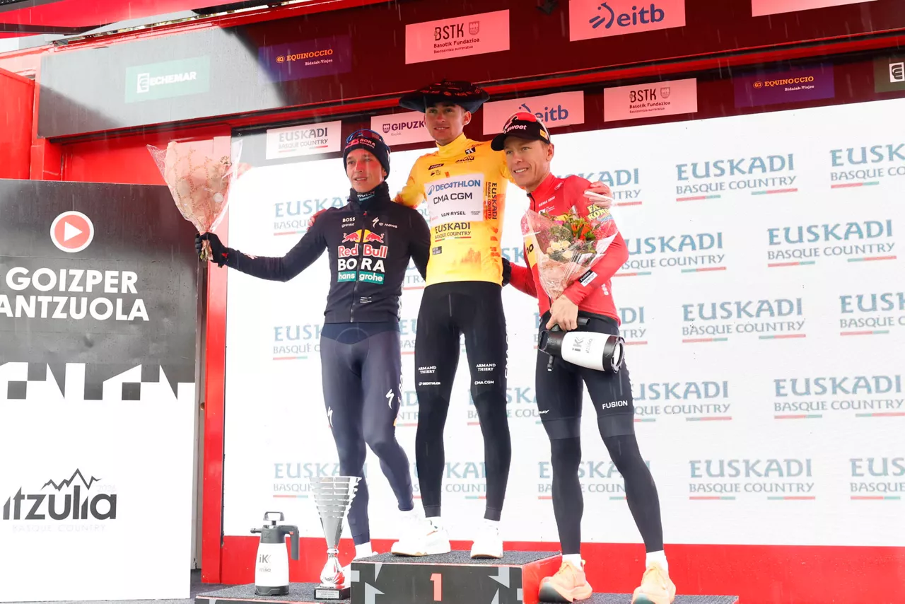 GRAFCAV1945. BERGARA (GIPUZKOA) (ESPAÑA), 11/04/2026.- El ciclista del Decathlon CMA CGM Teamy, Paul Seixas (c), se proclama vencedor de la Itzulia Basque Country 2026, que este sábado ha llegado a su fin con la celebración en Gipuzkoa de la sexta y última etapa con salida en Antzuola y llegada en Bergara y un recorrido de 135,4 kilómetros que acumula casi 3.000 metros de desnivel. EFE/ Juan Herrero
