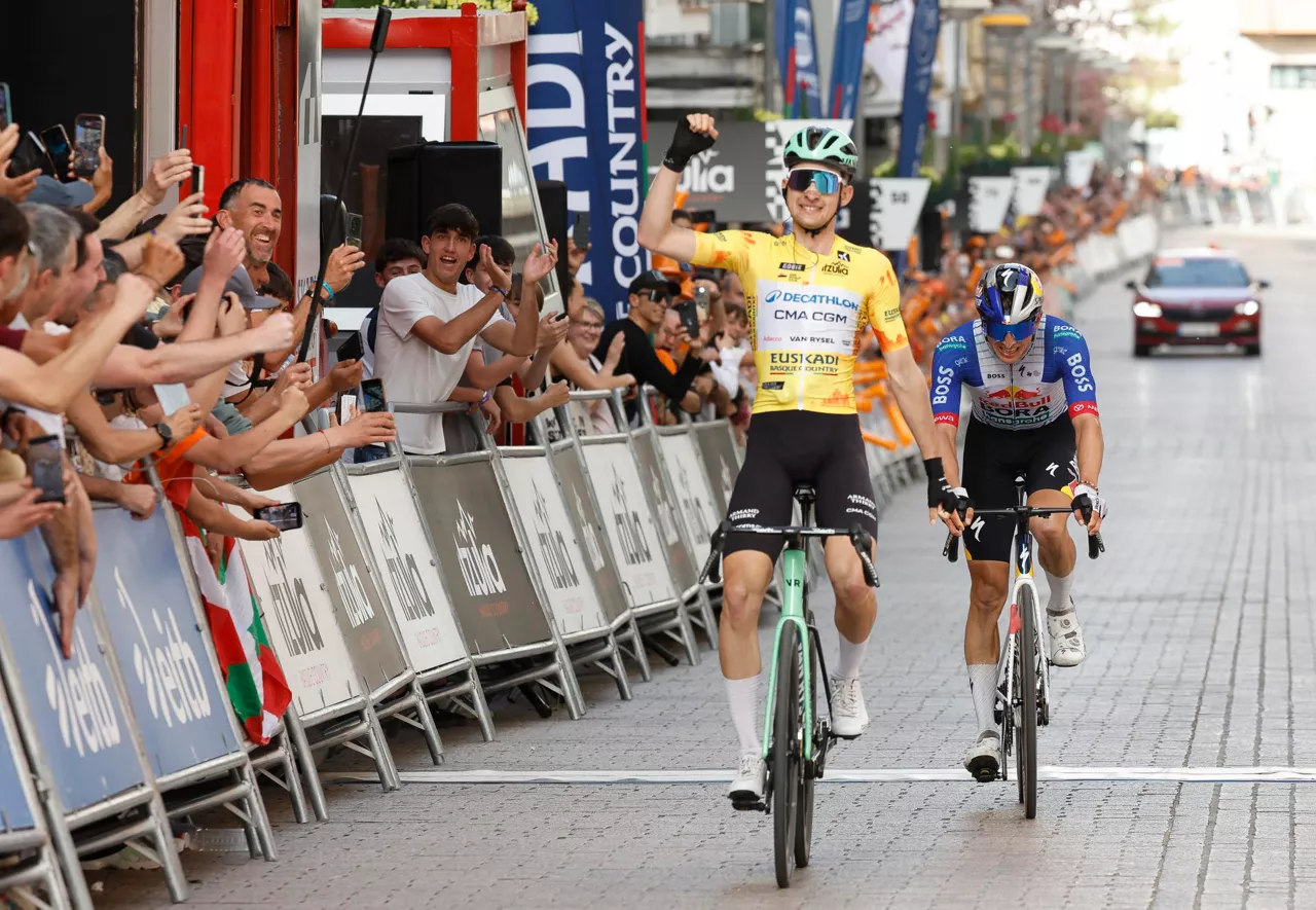 GRAFCAV1917. EIBAR (GIPUZKOA) (ESPAÑA), 10/04/2026.- El ciclista del Decathlon CMA CGM Teamy líder de la prueba, Paul Seixas (i), se proclama vencedor de la quinta etapa de la Vuelta Ciclista al País Vasco-Itzulia que se ha disputado este viernes en Eibar (Gipuzkoa). EFE/ Juan Herrero
