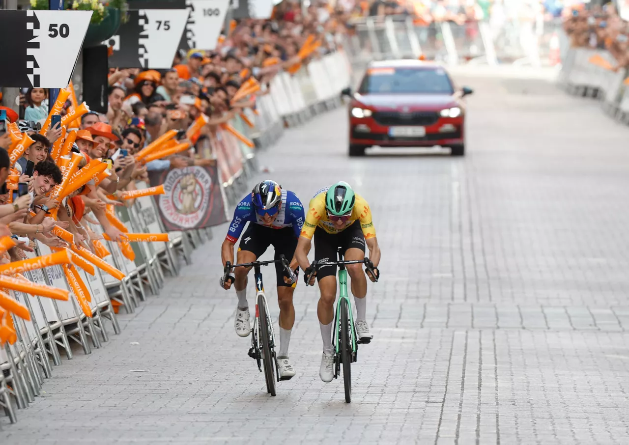 GRAFCAV1922. EIBAR (GIPUZKOA) (ESPAÑA), 10/04/2026.- El ciclista del Decathlon CMA CGM Teamy líder de la prueba, Paul Seixas (d), vence al sprint a Florian Lipowitz (i), y se proclama vencedor de la quinta etapa de la Vuelta Ciclista al País Vasco-Itzulia que se ha disputado este viernes en Eibar (Gipuzkoa). EFE/ Juan Herrero
