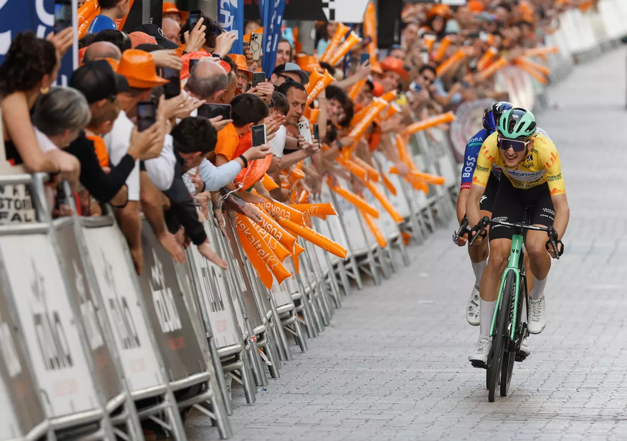GRAFCAV1920. EIBAR (GIPUZKOA) (ESPAÑA), 10/04/2026.- El ciclista del Decathlon CMA CGM Teamy líder de la prueba, Paul Seixas (d), se proclama vencedor de la quinta etapa de la Vuelta Ciclista al País Vasco-Itzulia que se ha disputado este viernes en Eibar (Gipuzkoa). EFE/ Juan Herrero
