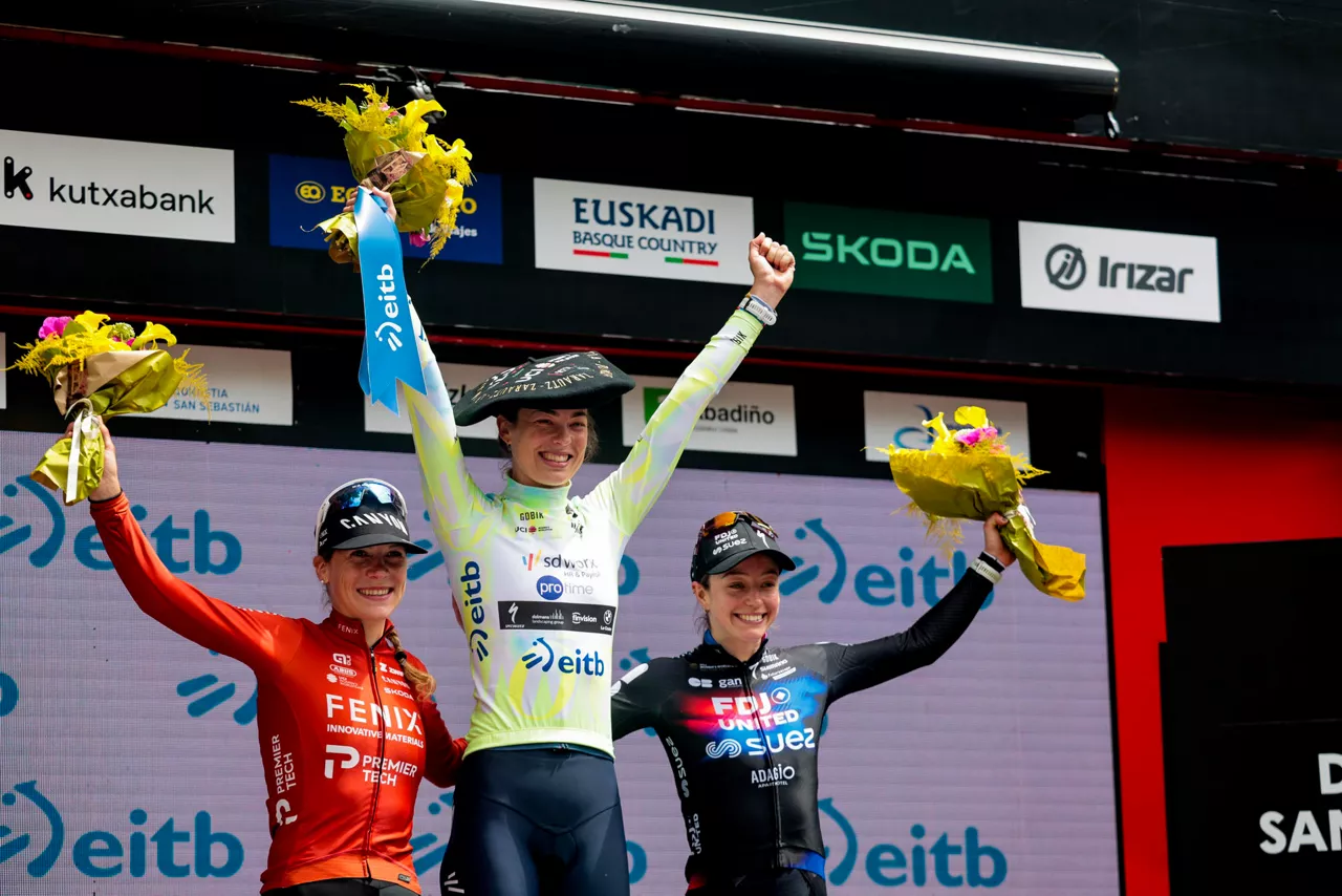 SAN SEBASTIÁN (ESPAÑA), 17/05/2026.- La líder de la general, la neerlandesa Mischa Bredewold (c) en el podio tras la tercera y última etapa de la Itzulia Women 2026, con salida y llegada en San Sebastián y un recorrido de 113,1 kilómetros y tres puertos de montaña. EFE/ Luis Tejido
