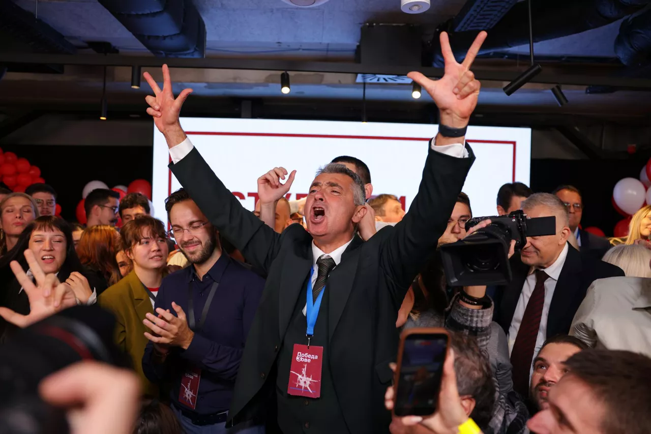 BELGRADE (Serbia), 25/10/2026.- Ilija Srdanovic, lead candidate of the 'Student List', celebrates following Serbia's snap parliamentary election in Belgrade, Serbia, 25 October 2026. Approximately 6.5 million eligible voters were called to the polls to elect lawmakers for a four-year term. (Elecciones, Belgrado) EFE/EPA/ANDREJ CUKIC
