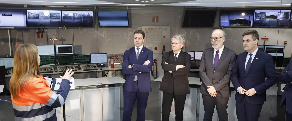MUSKIZ (BIZKAIA), 26/01/2026.- El lehendakari, Imanol Pradales (2i), acompañado del consejero de Industria, Transición Energética y Sostenibilidad, Mikel Jauregi (d), han visitado este lunes las instalaciones de Petronor en la localidad vizcaína de Muskiz. EFE/ Miguel Toña
