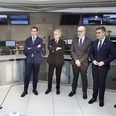 MUSKIZ (BIZKAIA), 26/01/2026.- El lehendakari, Imanol Pradales (2i), acompañado del consejero de Industria, Transición Energética y Sostenibilidad, Mikel Jauregi (d), han visitado este lunes las instalaciones de Petronor en la localidad vizcaína de Muskiz. EFE/ Miguel Toña

