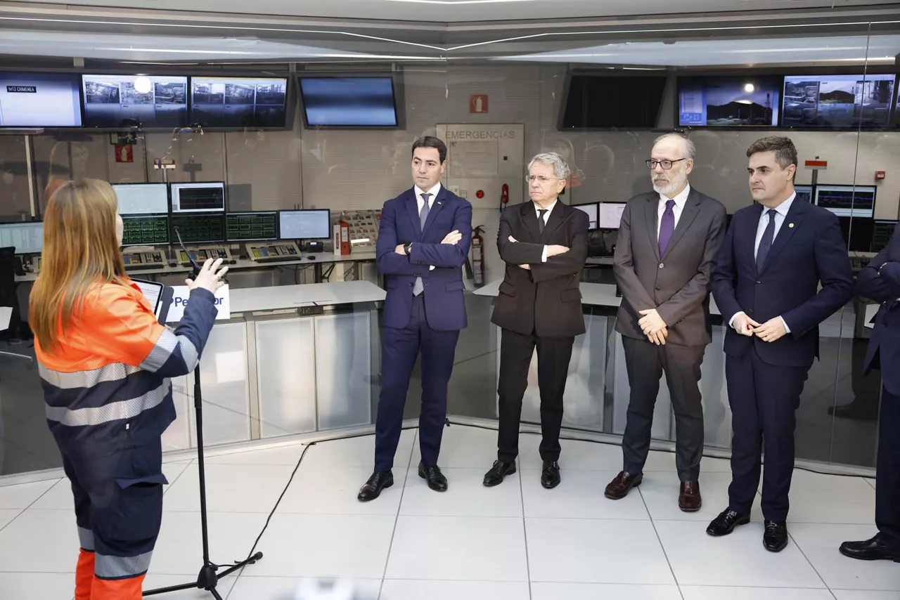 MUSKIZ (BIZKAIA), 26/01/2026.- El lehendakari, Imanol Pradales (2i), acompañado del consejero de Industria, Transición Energética y Sostenibilidad, Mikel Jauregi (d), han visitado este lunes las instalaciones de Petronor en la localidad vizcaína de Muskiz. EFE/ Miguel Toña
