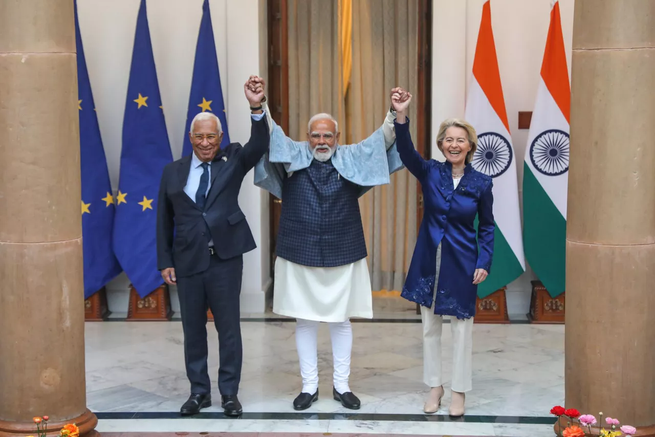 NEW DELHI (India), 27/01/2026.- President of the European Commission Ursula von der Leyen (R) and President of the European Council Antonio Luis Santos da Costa (L), pose for photographs with Indian Prime Minister Narendra Modi (C) prior to a meeting at Hyderabad House in New Delhi, India, 27 January 2026. Ursula von der Leyen is on four-day visit to India. (Nueva Delhi) EFE/EPA/RAJAT GUPTA

