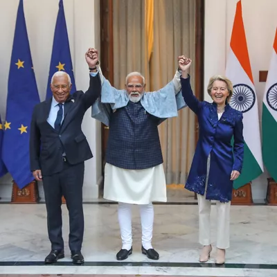 NEW DELHI (India), 27/01/2026.- President of the European Commission Ursula von der Leyen (R) and President of the European Council Antonio Luis Santos da Costa (L), pose for photographs with Indian Prime Minister Narendra Modi (C) prior to a meeting at Hyderabad House in New Delhi, India, 27 January 2026. Ursula von der Leyen is on four-day visit to India. (Nueva Delhi) EFE/EPA/RAJAT GUPTA

