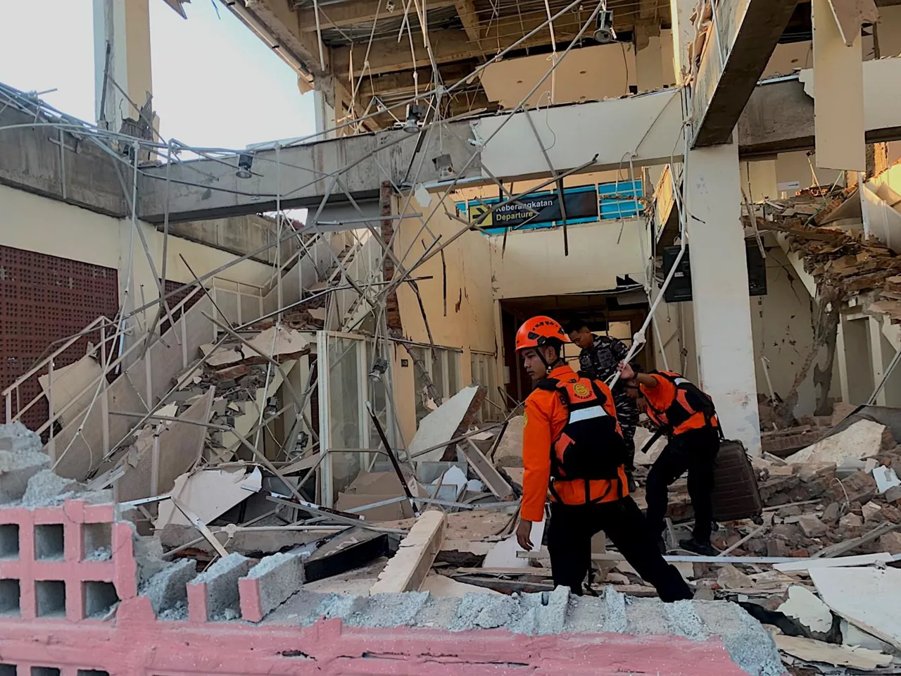 MAUMERE (Indonesia), 15/08/2026.- A handout photo made available by the National Search and Rescue Agency of Indonesia (BASARNAS) shows rescuers searching for victims after a 7.7 magnitude earthquake in Maumere, East Nusa Tenggara province, Indonesia, 15 August 2026. A powerful earthquake struck off Indonesia’s Flores Island, killing people and prompting a tsunami warning. (Terremoto/sismo) EFE/EPA/BASARNAS / HANDOUT EDITORIAL USE ONLY/NO SALESHANDOUT EDITORIAL USE ONLY/NO SALES

