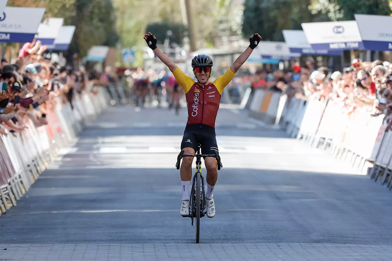 LIZARRA (NAVARRA), 04/04/2026.- Ion Izagirre del equipo Cofidis gana la XXVII edición del Gran Premio Miguel Indurain este viernes, en Lizarra (Navarra). EFE/ Villar López
