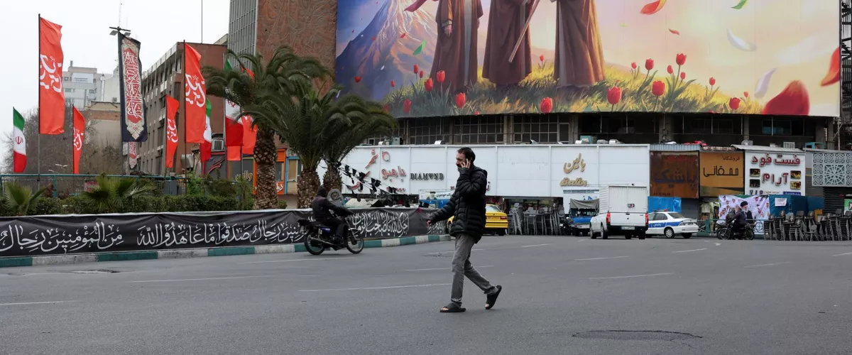 TEHRAN (IRAN(Islamic Republic Of)), 10/03/2026.- People walk past a huge billboard showing the late Iranian supreme leaders Ayatollah Ruhollah Khomeini (L), Ayatollah Ali Khamenei (C), and the new Iranian supreme leader Ayatollah Mojtaba Khamenei (R) at Valiasr Square in Tehran, Iran, 10 March 2026. The late Supreme Leader Ayatollah Ali Khamenei was killed during a joint US-Israel military operation across Iran in the early hours of 28 February 2026. (Teherán) EFE/EPA/ABEDIN TAHERKENAREH
