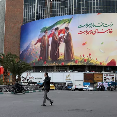 TEHRAN (IRAN(Islamic Republic Of)), 10/03/2026.- People walk past a huge billboard showing the late Iranian supreme leaders Ayatollah Ruhollah Khomeini (L), Ayatollah Ali Khamenei (C), and the new Iranian supreme leader Ayatollah Mojtaba Khamenei (R) at Valiasr Square in Tehran, Iran, 10 March 2026. The late Supreme Leader Ayatollah Ali Khamenei was killed during a joint US-Israel military operation across Iran in the early hours of 28 February 2026. (Teherán) EFE/EPA/ABEDIN TAHERKENAREH
