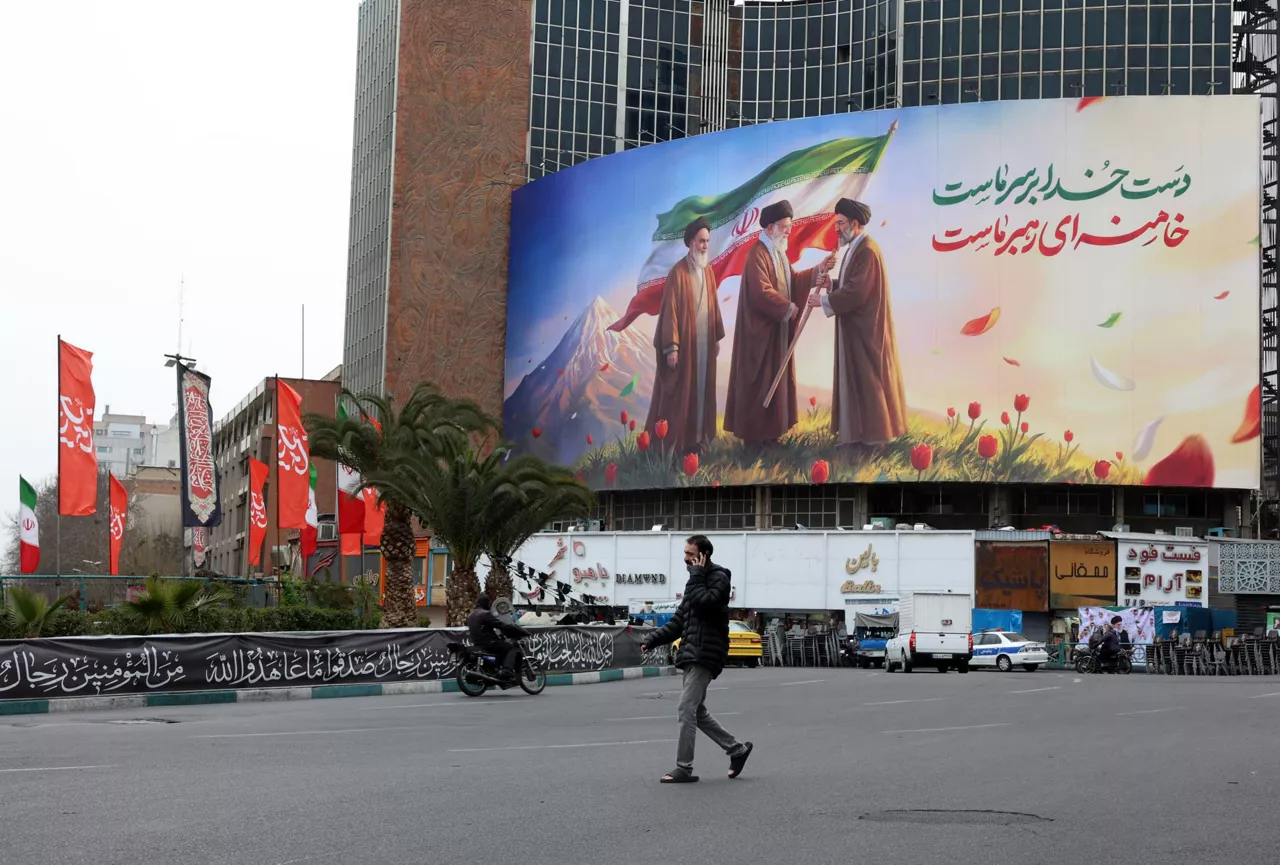 TEHRAN (IRAN(Islamic Republic Of)), 10/03/2026.- People walk past a huge billboard showing the late Iranian supreme leaders Ayatollah Ruhollah Khomeini (L), Ayatollah Ali Khamenei (C), and the new Iranian supreme leader Ayatollah Mojtaba Khamenei (R) at Valiasr Square in Tehran, Iran, 10 March 2026. The late Supreme Leader Ayatollah Ali Khamenei was killed during a joint US-Israel military operation across Iran in the early hours of 28 February 2026. (Teherán) EFE/EPA/ABEDIN TAHERKENAREH

