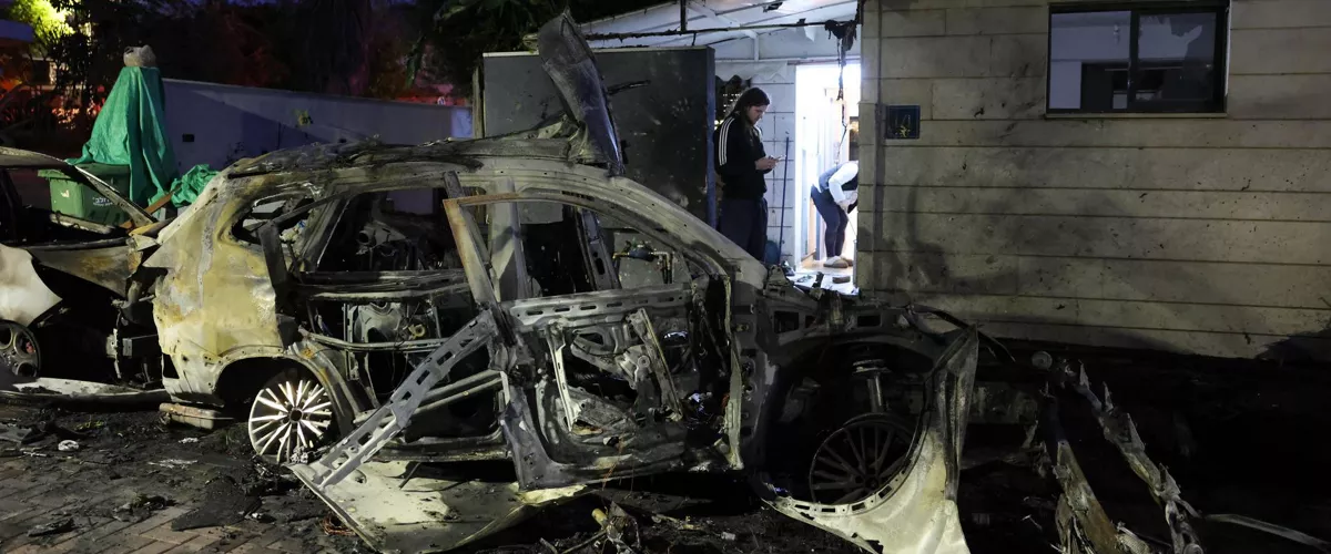 Rosh Haayin (Israel), 28/02/2026.- Destruction caused by a missile fired from Iran, in Rosh Haayin, Israel, 28 February 2026. The Israeli military reported on 28 February it deteced missiles launched from Iran following earlier Israeli and US strikes. Sirens were activated across several parts of the country in response. EFE/EPA/ABIR SULTAN
