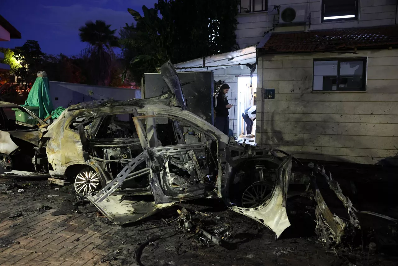 Rosh Haayin (Israel), 28/02/2026.- Destruction caused by a missile fired from Iran, in Rosh Haayin, Israel, 28 February 2026. The Israeli military reported on 28 February it deteced missiles launched from Iran following earlier Israeli and US strikes. Sirens were activated across several parts of the country in response. EFE/EPA/ABIR SULTAN
