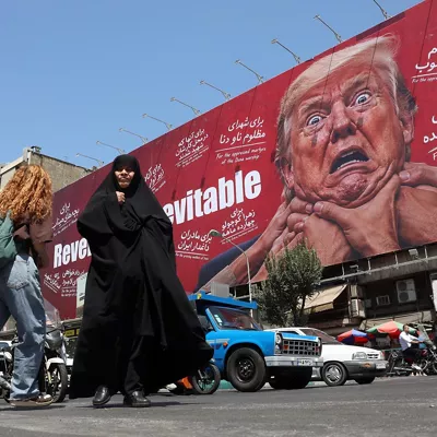 TEHRAN (Iran (Islamic Republic Of)), 19/08/2026.- Iranians walk near an anti-Trump billboard in Tehran, Iran, 19 August 2026. Iranian parliament speaker Mohammad Bagher Ghalibaf said that the Strait of Hormuz will remain closed until the United States lifts its blockade and ends sanctions. (Estados Unidos, Teherán) EFE/EPA/ABEDIN TAHERKENAREH RESTRICTIONS: NO Access Israel Media/Persian Language TV Stations Outside Iran/Strictly No Access BBC Persian/VOA Persian/Manoto TV/Iran International TV. (As mandated by Iran's Directorate General for Foreign Media) --
