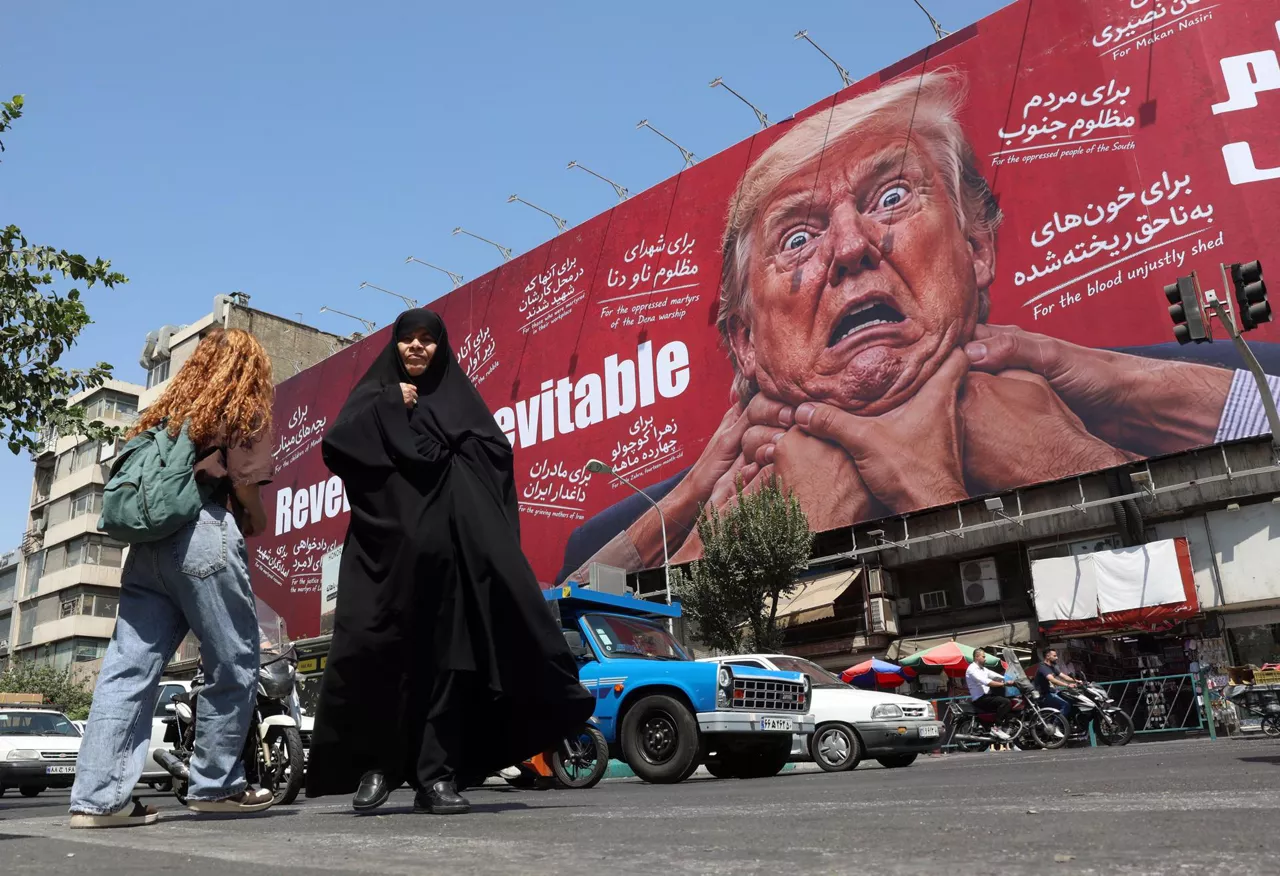 TEHRAN (Iran (Islamic Republic Of)), 19/08/2026.- Iranians walk near an anti-Trump billboard in Tehran, Iran, 19 August 2026. Iranian parliament speaker Mohammad Bagher Ghalibaf said that the Strait of Hormuz will remain closed until the United States lifts its blockade and ends sanctions. (Estados Unidos, Teherán) EFE/EPA/ABEDIN TAHERKENAREH RESTRICTIONS: NO Access Israel Media/Persian Language TV Stations Outside Iran/Strictly No Access BBC Persian/VOA Persian/Manoto TV/Iran International TV. (As mandated by Iran's Directorate General for Foreign Media) --
