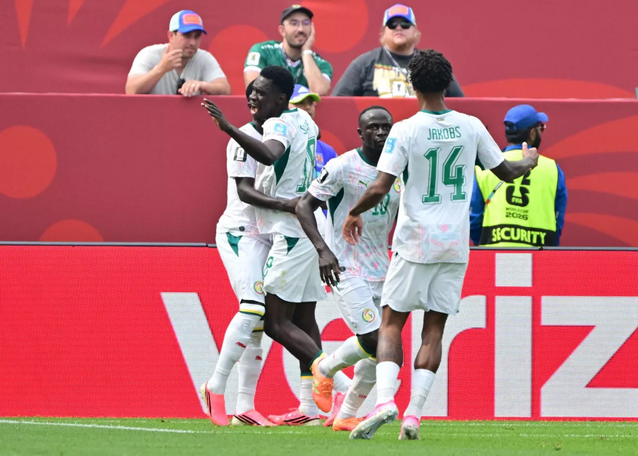 Los jugadores de Senegal celebran el gol de Ismaila Sarr. Foto: EFE.